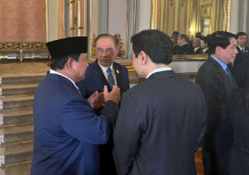 Presiden Peru Dina Boluarte (kanan) menyambut Presiden Indonesia Prabowo Subianto (kiri) saat tiba di Pertemuan Pemimpin Ekonomi APEC (AELM) di Convention Center, Lima, Peru, Sabtu (16/11/2024). (Luis ACOSTA / AFP) Presiden Peru Dina Boluarte (kanan) menyambut Presiden Indonesia Prabowo Subianto (kiri) saat tiba di Pertemuan Pemimpin Ekonomi APEC (AELM) di Convention Center, Lima, Peru, Sabtu (16/11/2024). (Luis ACOSTA / AFP)