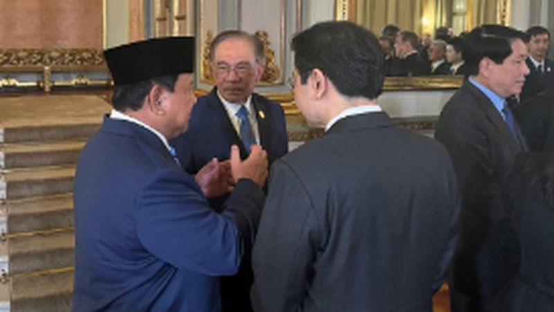 Presiden Peru Dina Boluarte (kanan) menyambut Presiden Indonesia Prabowo Subianto (kiri) saat tiba di Pertemuan Pemimpin Ekonomi APEC (AELM) di Convention Center, Lima, Peru, Sabtu (16/11/2024). (Luis ACOSTA / AFP)