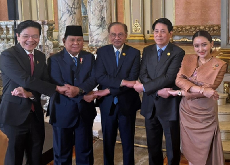 Presiden Peru Dina Boluarte (kanan) menyambut Presiden Indonesia Prabowo Subianto (kiri) saat tiba di Pertemuan Pemimpin Ekonomi APEC (AELM) di Convention Center, Lima, Peru, Sabtu (16/11/2024). (Luis ACOSTA / AFP) Presiden Peru Dina Boluarte (kanan) menyambut Presiden Indonesia Prabowo Subianto (kiri) saat tiba di Pertemuan Pemimpin Ekonomi APEC (AELM) di Convention Center, Lima, Peru, Sabtu (16/11/2024). (Luis ACOSTA / AFP)