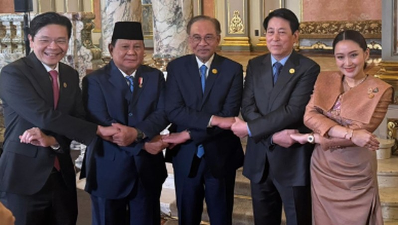 Presiden Peru Dina Boluarte (kanan) menyambut Presiden Indonesia Prabowo Subianto (kiri) saat tiba di Pertemuan Pemimpin Ekonomi APEC (AELM) di Convention Center, Lima, Peru, Sabtu (16/11/2024). (Luis ACOSTA / AFP)
