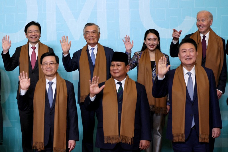 Presiden Peru Dina Boluarte (kanan) menyambut Presiden Indonesia Prabowo Subianto (kiri) saat tiba di Pertemuan Pemimpin Ekonomi APEC (AELM) di Convention Center, Lima, Peru, Sabtu (16/11/2024). (Luis ACOSTA / AFP) Presiden Peru Dina Boluarte (kanan) menyambut Presiden Indonesia Prabowo Subianto (kiri) saat tiba di Pertemuan Pemimpin Ekonomi APEC (AELM) di Convention Center, Lima, Peru, Sabtu (16/11/2024). (Luis ACOSTA / AFP)