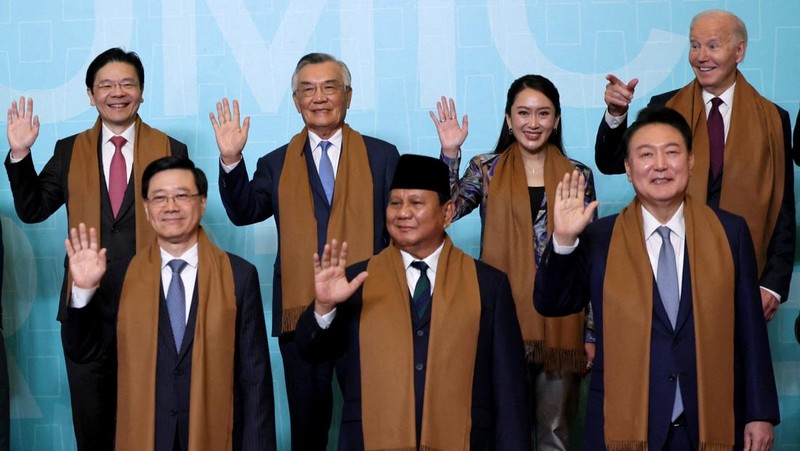 Presiden Peru Dina Boluarte (kanan) menyambut Presiden Indonesia Prabowo Subianto (kiri) saat tiba di Pertemuan Pemimpin Ekonomi APEC (AELM) di Convention Center, Lima, Peru, Sabtu (16/11/2024). (Luis ACOSTA / AFP)