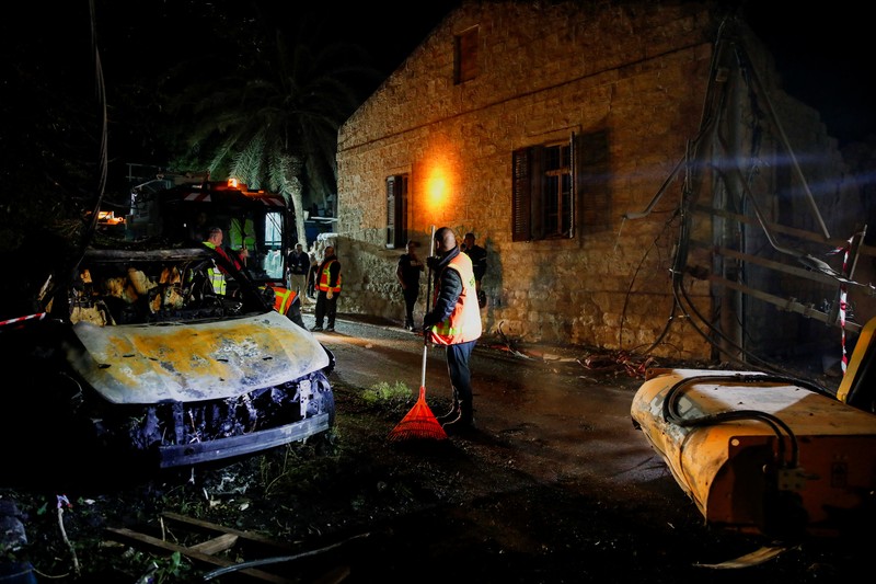 Suasana di lokasi jatuhnya proyektil milik kelompok Hizbullah di Kota Haifa, Israel, Sabtu (16/11/2024) malam waktu setempat. (REUTERS/Shir Torem)