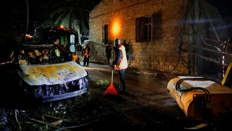 Suasana di lokasi jatuhnya proyektil milik kelompok Hizbullah di Kota Haifa, Israel, Sabtu (16/11/2024) malam waktu setempat. (REUTERS/Shir Torem)