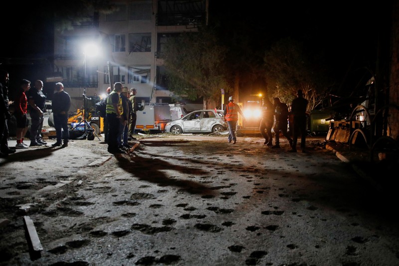 Suasana di lokasi jatuhnya proyektil milik kelompok Hizbullah di Kota Haifa, Israel, Sabtu (16/11/2024) malam waktu setempat. (REUTERS/Shir Torem)