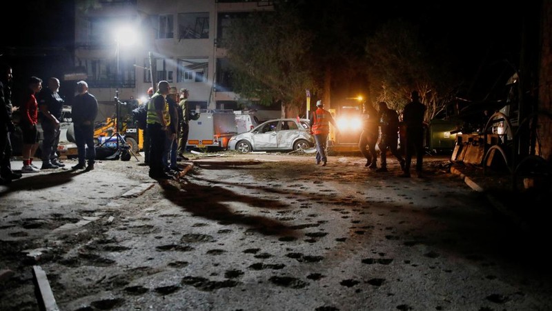 Suasana di lokasi jatuhnya proyektil milik kelompok Hizbullah di Kota Haifa, Israel, Sabtu (16/11/2024) malam waktu setempat. (REUTERS/Shir Torem)