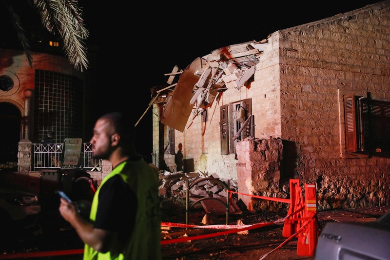 Suasana di lokasi jatuhnya proyektil milik kelompok Hizbullah di Kota Haifa, Israel, Sabtu (16/11/2024) malam waktu setempat. (REUTERS/Shir Torem)