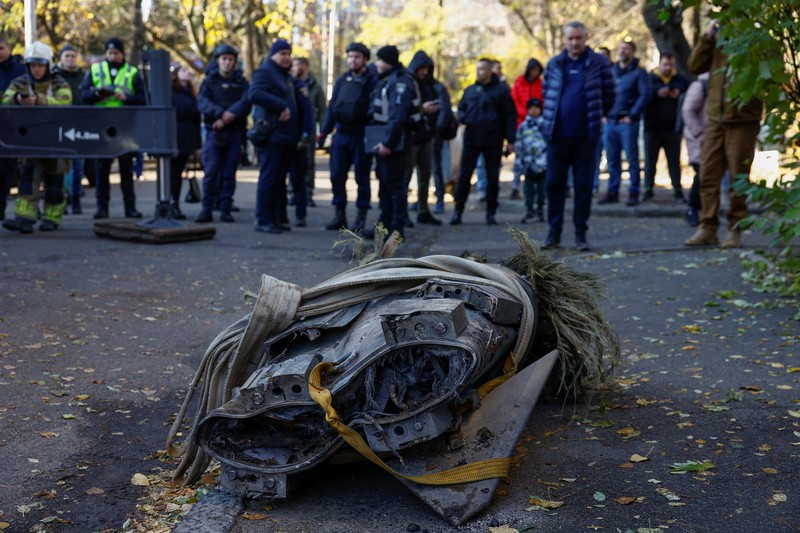 udal Rusia yang diangkat dari sebuah gedung apartemen setelah serangan rudal militer Rusia di kota Kyiv, Ukraina, Minggu (17/11/2024). (REUTERS/Valentyn Ogirenko) udal Rusia yang diangkat dari sebuah gedung apartemen setelah serangan rudal militer Rusia di kota Kyiv, Ukraina, Minggu (17/11/2024). (REUTERS/Valentyn Ogirenko)
