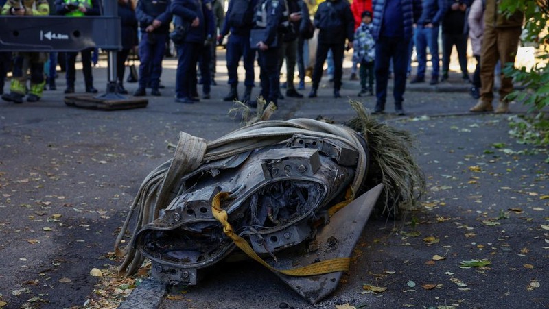 udal Rusia yang diangkat dari sebuah gedung apartemen setelah serangan rudal militer Rusia di kota Kyiv, Ukraina, Minggu (17/11/2024). (REUTERS/Valentyn Ogirenko)