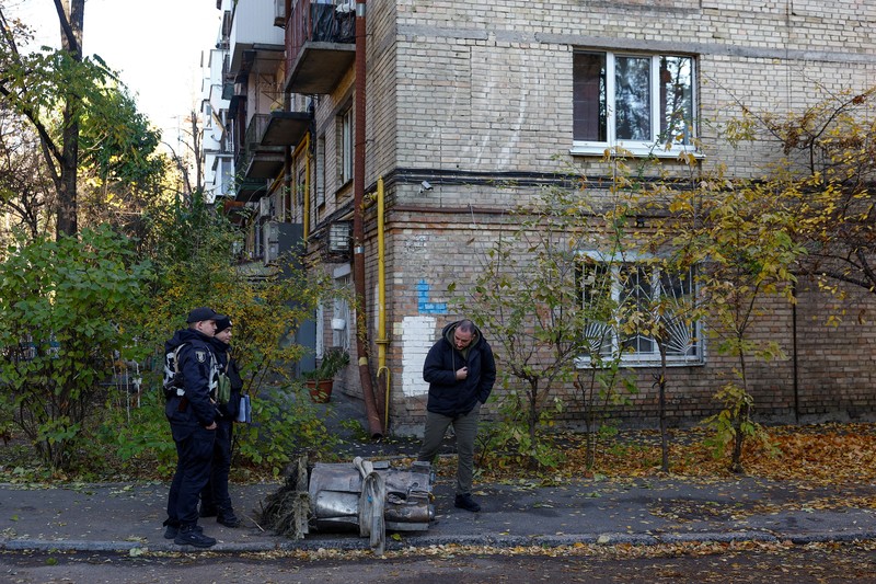 udal Rusia yang diangkat dari sebuah gedung apartemen setelah serangan rudal militer Rusia di kota Kyiv, Ukraina, Minggu (17/11/2024). (REUTERS/Valentyn Ogirenko) udal Rusia yang diangkat dari sebuah gedung apartemen setelah serangan rudal militer Rusia di kota Kyiv, Ukraina, Minggu (17/11/2024). (REUTERS/Valentyn Ogirenko)