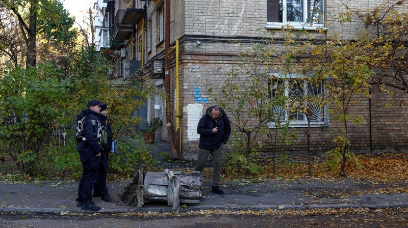 udal Rusia yang diangkat dari sebuah gedung apartemen setelah serangan rudal militer Rusia di kota Kyiv, Ukraina, Minggu (17/11/2024). (REUTERS/Valentyn Ogirenko)