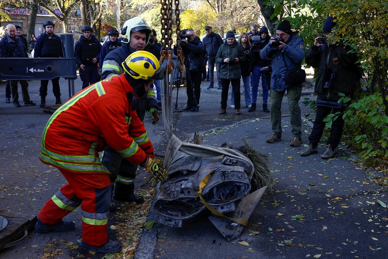 udal Rusia yang diangkat dari sebuah gedung apartemen setelah serangan rudal militer Rusia di kota Kyiv, Ukraina, Minggu (17/11/2024). (REUTERS/Valentyn Ogirenko) udal Rusia yang diangkat dari sebuah gedung apartemen setelah serangan rudal militer Rusia di kota Kyiv, Ukraina, Minggu (17/11/2024). (REUTERS/Valentyn Ogirenko)