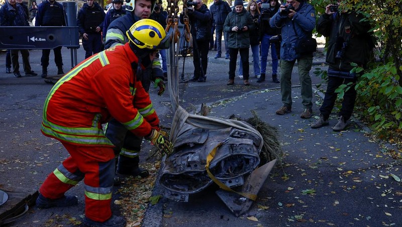 udal Rusia yang diangkat dari sebuah gedung apartemen setelah serangan rudal militer Rusia di kota Kyiv, Ukraina, Minggu (17/11/2024). (REUTERS/Valentyn Ogirenko)