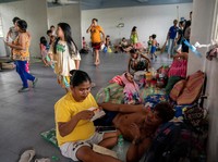 100.000 Orang Dievakuasi Jelang Badai Topan, 200 Penerbangan Batal