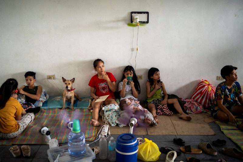 Anak-anak bermain di dekat ombak kencang dari Sungai Pasig di tengah Topan Hebat Man-yi, di Manila, Filipina, 17 November 2024. (REUTERS/Lisa Marie David)