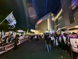 Adu Yel-yel Pendukung Paslon 1 dan 2 di Debat Pamungkas Pilgub Jatim