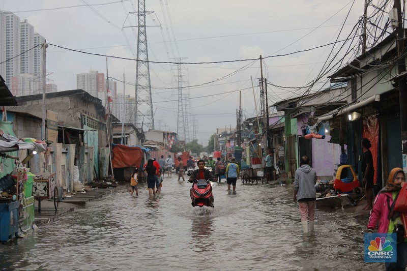 Aktivitas warga di kawasan pesisir utara Penjaringan Jakarta, Senin (18/11/2024). Sudah Hari ke 4 sejumlah ruas jalan dan pemukiman warga tergenang rob. (CNBC Indonesia/Muhammad Sabki) Aktivitas warga di kawasan pesisir utara Penjaringan Jakarta, Senin (18/11/2024). Sudah Hari ke 4 sejumlah ruas jalan dan pemukiman warga tergenang rob. (CNBC Indonesia/Muhammad Sabki)