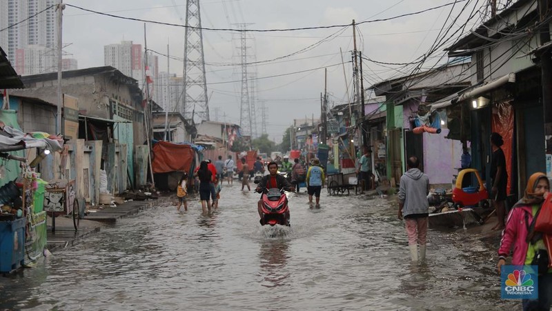 Aktivitas warga di kawasan pesisir utara Penjaringan Jakarta, Senin (18/11/2024). Sudah Hari ke 4 sejumlah ruas jalan dan pemukiman warga tergenang rob. (CNBC Indonesia/Muhammad Sabki)