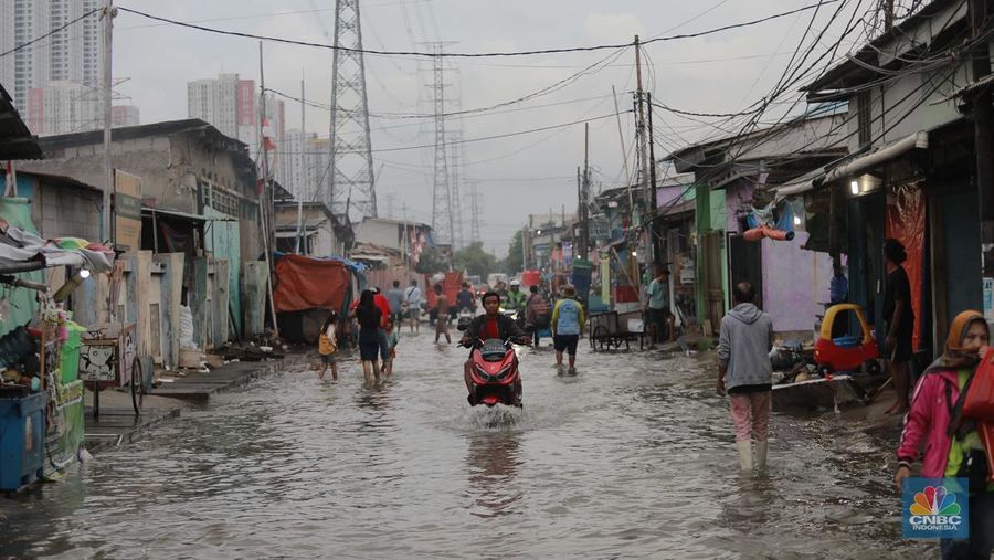 Aktivitas warga di kawasan pesisir utara Penjaringan Jakarta, Senin (18/11/2024). Sudah Hari ke 4 sejumlah ruas jalan dan pemukiman warga tergenang rob. (²©²ÊÍøÕ¾/Muhammad Sabki) Aktivitas warga di kawasan pesisir utara Penjaringan Jakarta, Senin (18/11/2024). Sudah Hari ke 4 sejumlah ruas jalan dan pemukiman warga tergenang rob. (²©²ÊÍøÕ¾/Muhammad Sabki)