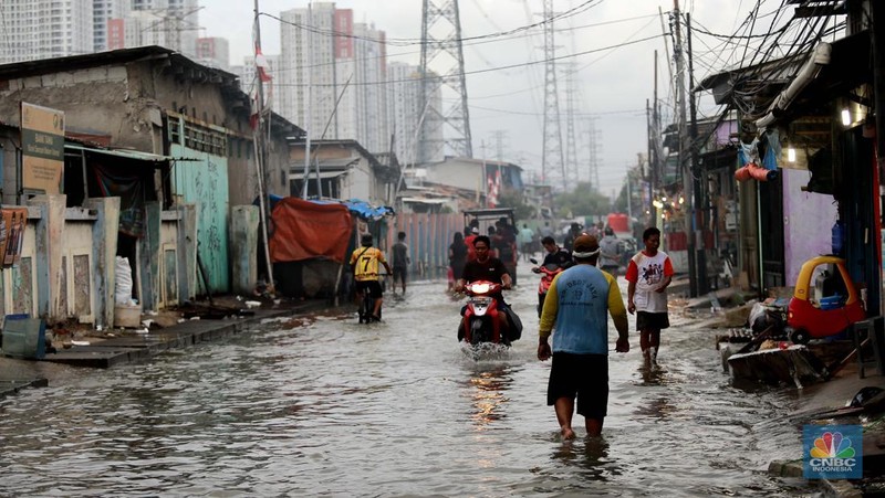 Aktivitas warga di kawasan pesisir utara Penjaringan Jakarta, Senin (18/11/2024). Sudah Hari ke 4 sejumlah ruas jalan dan pemukiman warga tergenang rob. (CNBC Indonesia/Muhammad Sabki)