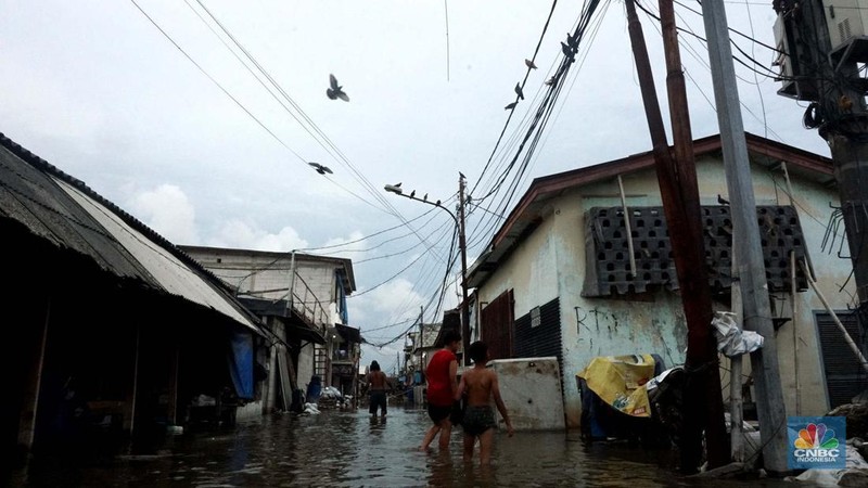 Aktivitas warga di kawasan pesisir utara Penjaringan Jakarta, Senin (18/11/2024). Sudah Hari ke 4 sejumlah ruas jalan dan pemukiman warga tergenang rob. (CNBC Indonesia/Muhammad Sabki)