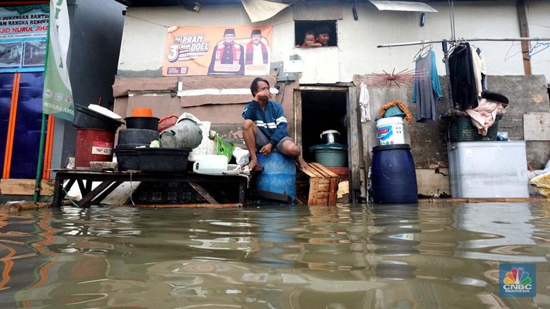 Aktivitas warga di kawasan pesisir utara Penjaringan Jakarta, Senin (18/11/2024). Sudah Hari ke 4 sejumlah ruas jalan dan pemukiman warga tergenang rob. (CNBC Indonesia/Muhammad Sabki)