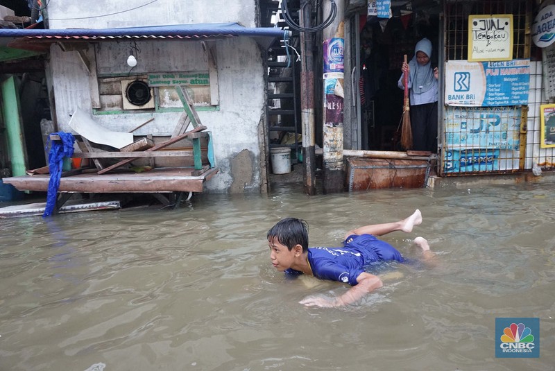 Aktivitas warga di kawasan pesisir utara Penjaringan Jakarta, Senin (18/11/2024). Sudah Hari ke 4 sejumlah ruas jalan dan pemukiman warga tergenang rob. (CNBC Indonesia/Muhammad Sabki) Aktivitas warga di kawasan pesisir utara Penjaringan Jakarta, Senin (18/11/2024). Sudah Hari ke 4 sejumlah ruas jalan dan pemukiman warga tergenang rob. (CNBC Indonesia/Muhammad Sabki)