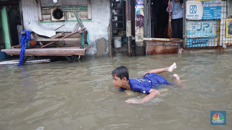 Aktivitas warga di kawasan pesisir utara Penjaringan Jakarta, Senin (18/11/2024). Sudah Hari ke 4 sejumlah ruas jalan dan pemukiman warga tergenang rob. (CNBC Indonesia/Muhammad Sabki)