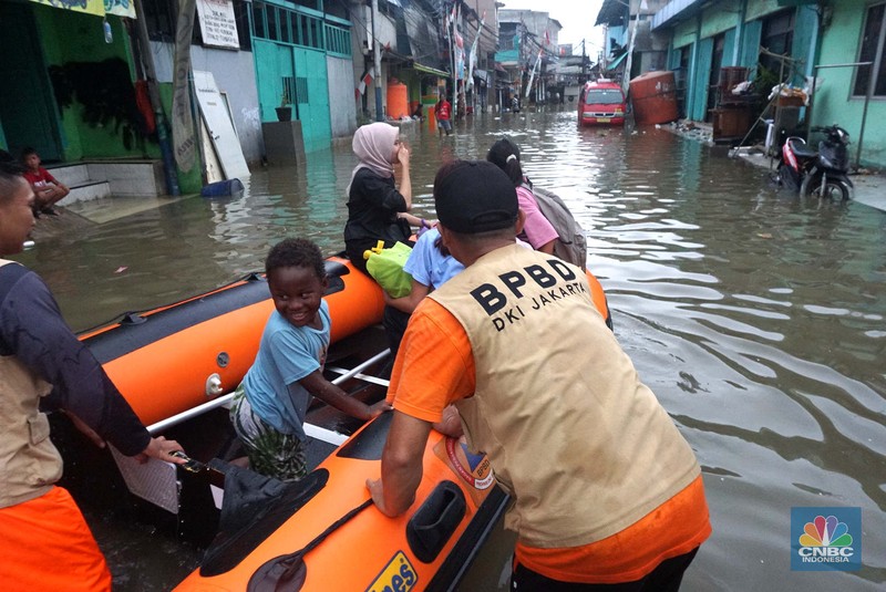 Aktivitas warga di kawasan pesisir utara Penjaringan Jakarta, Senin (18/11/2024). Sudah Hari ke 4 sejumlah ruas jalan dan pemukiman warga tergenang rob. (CNBC Indonesia/Muhammad Sabki) Aktivitas warga di kawasan pesisir utara Penjaringan Jakarta, Senin (18/11/2024). Sudah Hari ke 4 sejumlah ruas jalan dan pemukiman warga tergenang rob. (CNBC Indonesia/Muhammad Sabki)