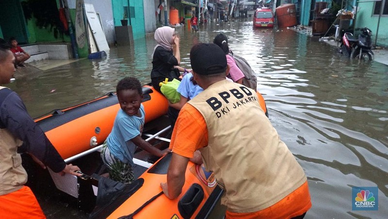 Aktivitas warga di kawasan pesisir utara Penjaringan Jakarta, Senin (18/11/2024). Sudah Hari ke 4 sejumlah ruas jalan dan pemukiman warga tergenang rob. (CNBC Indonesia/Muhammad Sabki)