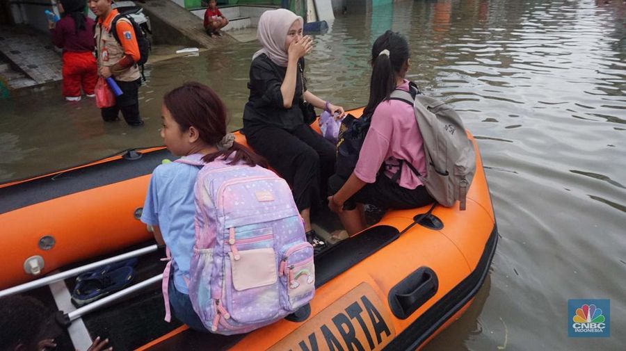 Aktivitas warga di kawasan pesisir utara Penjaringan Jakarta, Senin (18/11/2024). Sudah Hari ke 4 sejumlah ruas jalan dan pemukiman warga tergenang rob. (վ/Muhammad Sabki)