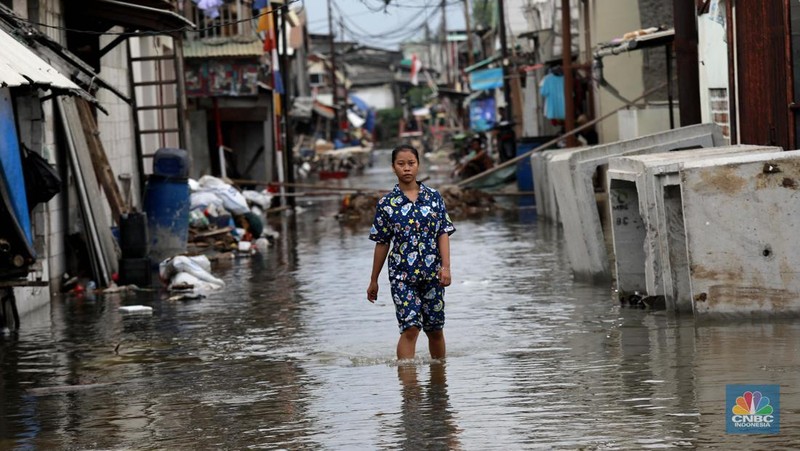 Aktivitas warga di kawasan pesisir utara Penjaringan Jakarta, Senin (18/11/2024). Sudah Hari ke 4 sejumlah ruas jalan dan pemukiman warga tergenang rob. (CNBC Indonesia/Muhammad Sabki)