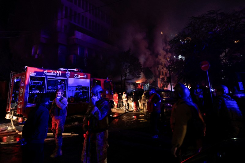 Petugas pemadam kebakaran bekerja memadamkan api di lokasi serangan Israel di jalan Mar Elias Beirut, Lebanon 17 November 2024. Petugas pemadam kebakaran bekerja memadamkan api di lokasi serangan Israel di jalan Mar Elias Beirut, Lebanon 17 November 2024. (REUTERS/Thaier Al-Sudani)