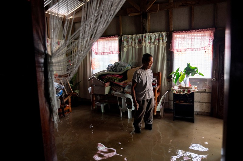 Banjir bandang menerjang wilayah Filipina bagian utara pada Senin (18/11) setelah topan dahsyat Man-Yi membuat Bendungan Magat meluap. Hal ini turut menyebabkan air Sungai Cagayan dan beberapa anak sungai lainnya meluap. (REUTERS/Adrian Portugal)
