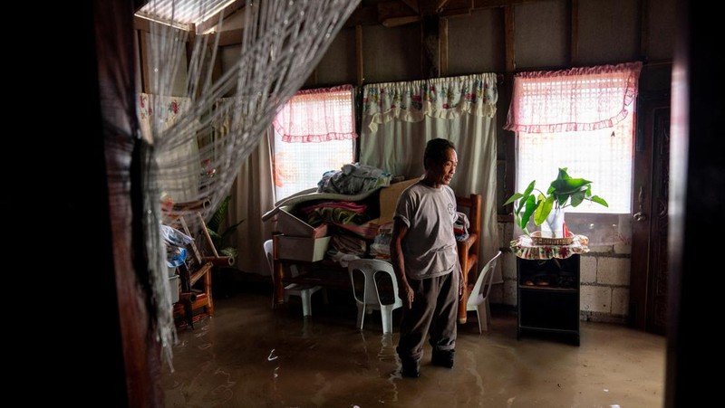 Banjir bandang menerjang wilayah Filipina bagian utara pada Senin (18/11) setelah topan dahsyat Man-Yi membuat Bendungan Magat meluap. Hal ini turut menyebabkan air Sungai Cagayan dan beberapa anak sungai lainnya meluap. (REUTERS/Adrian Portugal)