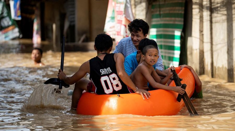 Banjir bandang menerjang wilayah Filipina bagian utara pada Senin (18/11) setelah topan dahsyat Man-Yi membuat Bendungan Magat meluap. Hal ini turut menyebabkan air Sungai Cagayan dan beberapa anak sungai lainnya meluap. (REUTERS/Lisa Marie David)