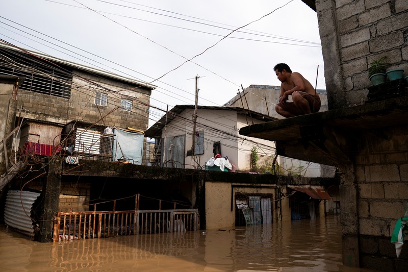 Banjir bandang menerjang wilayah Filipina bagian utara pada Senin (18/11) setelah topan dahsyat Man-Yi membuat Bendungan Magat meluap. Hal ini turut menyebabkan air Sungai Cagayan dan beberapa anak sungai lainnya meluap. (REUTERS/Adrian Portugal)
