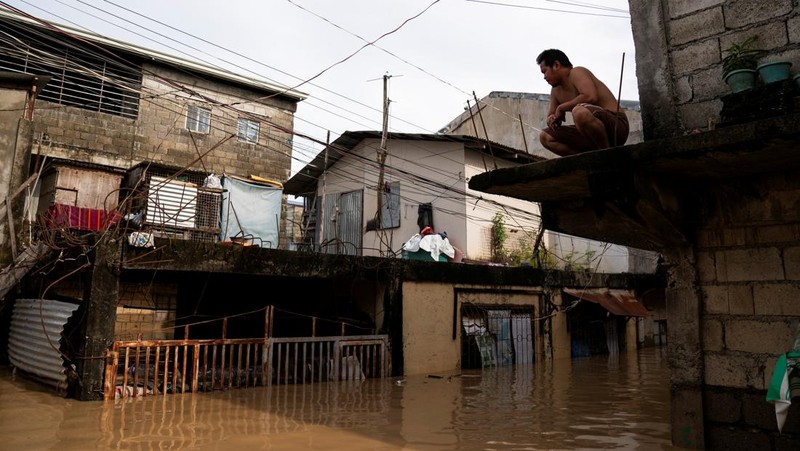 Banjir bandang menerjang wilayah Filipina bagian utara pada Senin (18/11) setelah topan dahsyat Man-Yi membuat Bendungan Magat meluap. Hal ini turut menyebabkan air Sungai Cagayan dan beberapa anak sungai lainnya meluap. (REUTERS/Adrian Portugal)