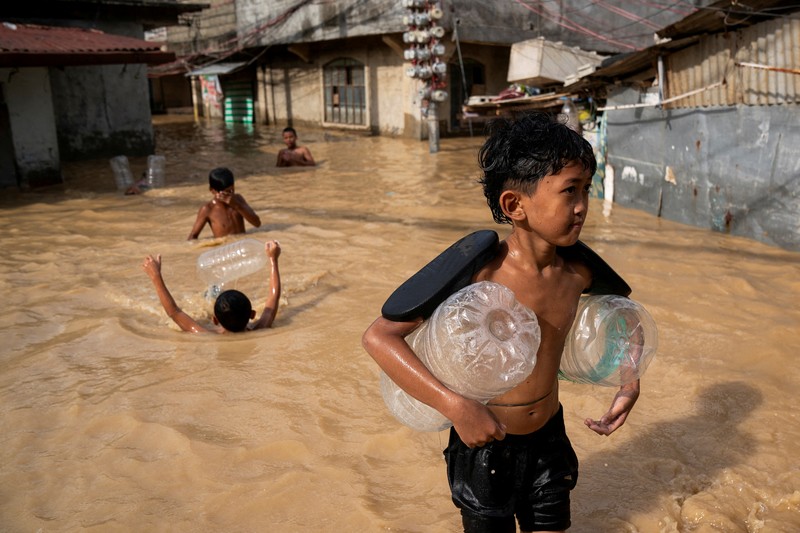 Banjir bandang menerjang wilayah Filipina bagian utara pada Senin (18/11) setelah topan dahsyat Man-Yi membuat Bendungan Magat meluap. Hal ini turut menyebabkan air Sungai Cagayan dan beberapa anak sungai lainnya meluap. (REUTERS/Adrian Portugal) Banjir bandang menerjang wilayah Filipina bagian utara pada Senin (18/11) setelah topan dahsyat Man-Yi membuat Bendungan Magat meluap. Hal ini turut menyebabkan air Sungai Cagayan dan beberapa anak sungai lainnya meluap. (REUTERS/Adrian Portugal)