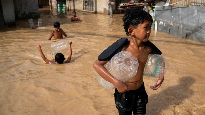 Banjir bandang menerjang wilayah Filipina bagian utara pada Senin (18/11) setelah topan dahsyat Man-Yi membuat Bendungan Magat meluap. Hal ini turut menyebabkan air Sungai Cagayan dan beberapa anak sungai lainnya meluap. (REUTERS/Adrian Portugal)