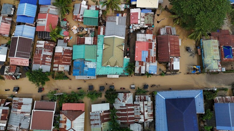 Banjir bandang menerjang wilayah Filipina bagian utara pada Senin (18/11) setelah topan dahsyat Man-Yi membuat Bendungan Magat meluap. Hal ini turut menyebabkan air Sungai Cagayan dan beberapa anak sungai lainnya meluap. (REUTERS/Adrian Portugal)