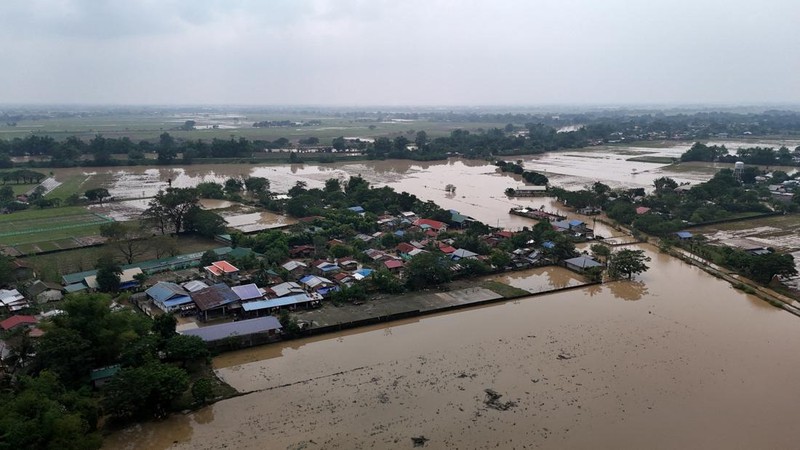 Banjir bandang menerjang wilayah Filipina bagian utara pada Senin (18/11) setelah topan dahsyat Man-Yi membuat Bendungan Magat meluap. Hal ini turut menyebabkan air Sungai Cagayan dan beberapa anak sungai lainnya meluap. (REUTERS/Adrian Portugal)