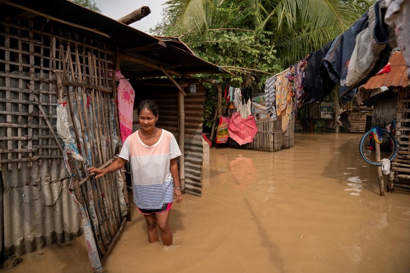 Banjir bandang menerjang wilayah Filipina bagian utara pada Senin (18/11) setelah topan dahsyat Man-Yi membuat Bendungan Magat meluap. Hal ini turut menyebabkan air Sungai Cagayan dan beberapa anak sungai lainnya meluap. (REUTERS/Adrian Portugal) Banjir bandang menerjang wilayah Filipina bagian utara pada Senin (18/11) setelah topan dahsyat Man-Yi membuat Bendungan Magat meluap. Hal ini turut menyebabkan air Sungai Cagayan dan beberapa anak sungai lainnya meluap. (REUTERS/Adrian Portugal)
