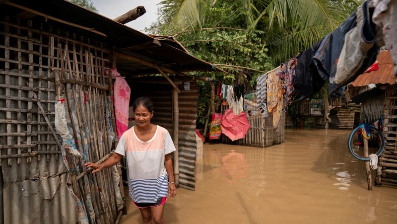 Banjir bandang menerjang wilayah Filipina bagian utara pada Senin (18/11) setelah topan dahsyat Man-Yi membuat Bendungan Magat meluap. Hal ini turut menyebabkan air Sungai Cagayan dan beberapa anak sungai lainnya meluap. (REUTERS/Adrian Portugal)