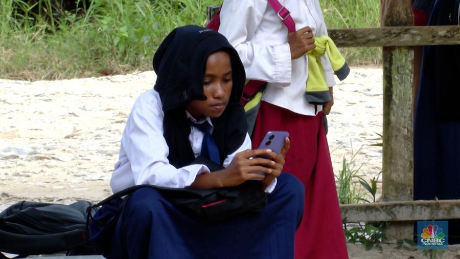 Fasilitas Internet di Sekolah Kabupaten Penajam Paser Kalimantan Timur. Fasilitas Internet di Sekolah Kabupaten Penajam Paser Kalimantan Timur. (CNBC Indonesia TV)