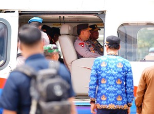 Kapolri Tiba di NTT: Tinjau Posko Pengungsi Lewotobi, Bawa Bantuan Obat-Makanan