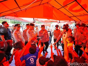 Momen Kapolri Hibur-Semangati Anak Pengungsi Lewotobi di Posko Trauma Healing