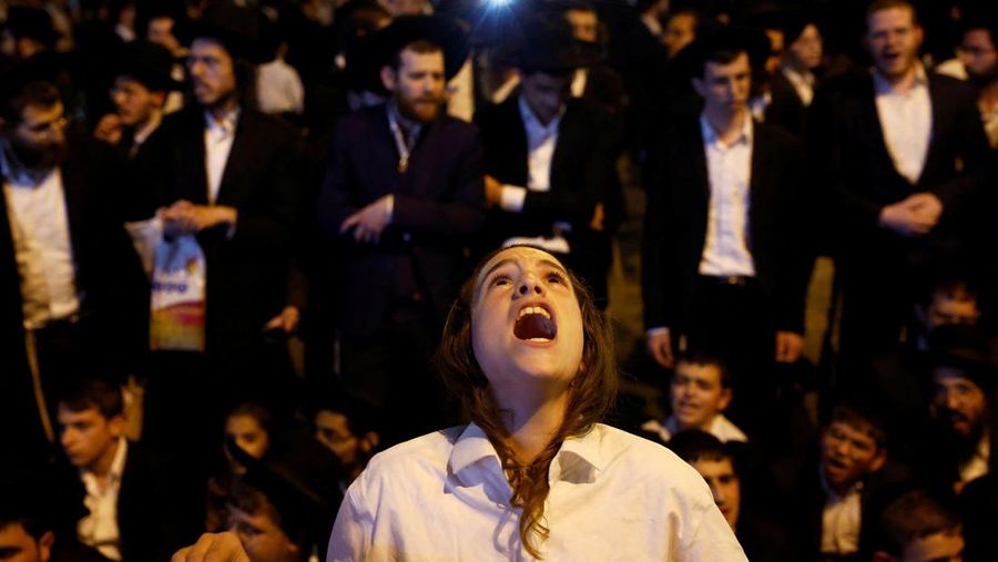 Kaum Yahudi ultra-Ortodoks Israel berunjuk rasa setelah militer Israel mengeluarkan pemberitahuan panggilan kepada lebih banyak anggota komunitas mereka untuk memperkuat pasukannya, di tengah konflik yang sedang berlangsung di Gaza antara Israel dan Hamas serta permusuhan lintas perbatasan dengan Hizbullah di Lebanon, di Bnei Brak, Israel, 17 November 2024. (REUTERS/Thomas Peter)