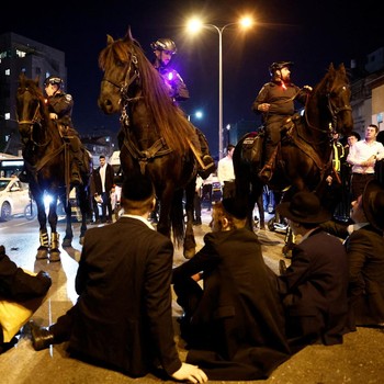 Potret Chaos Demo Yahudi Ultra-Ortodoks Bentrok dengan Polisi Israel