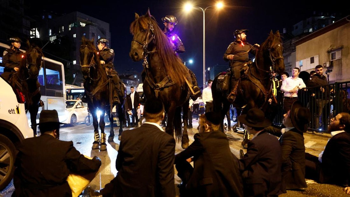 Ketegangan Meledak: Aksi Tuntut Ultra-Ortodoks Yahudi Berujung Konflik dengan Polisi Israel!